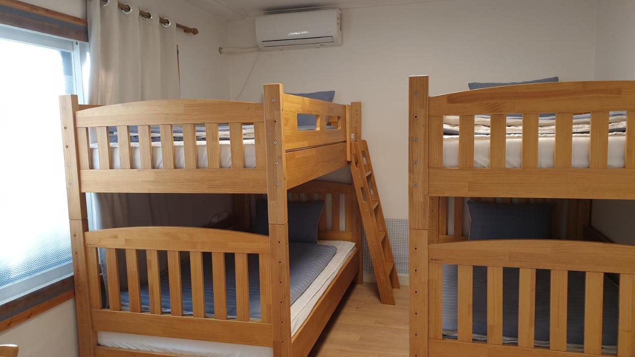 Vierpersoonskamer met Eigen Externe Badkamer