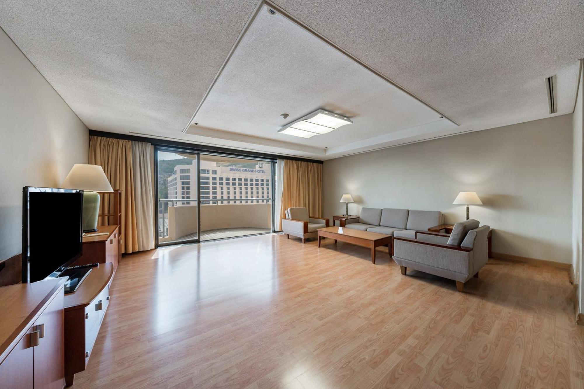 Grand Suite Four-Bedroom Apartment