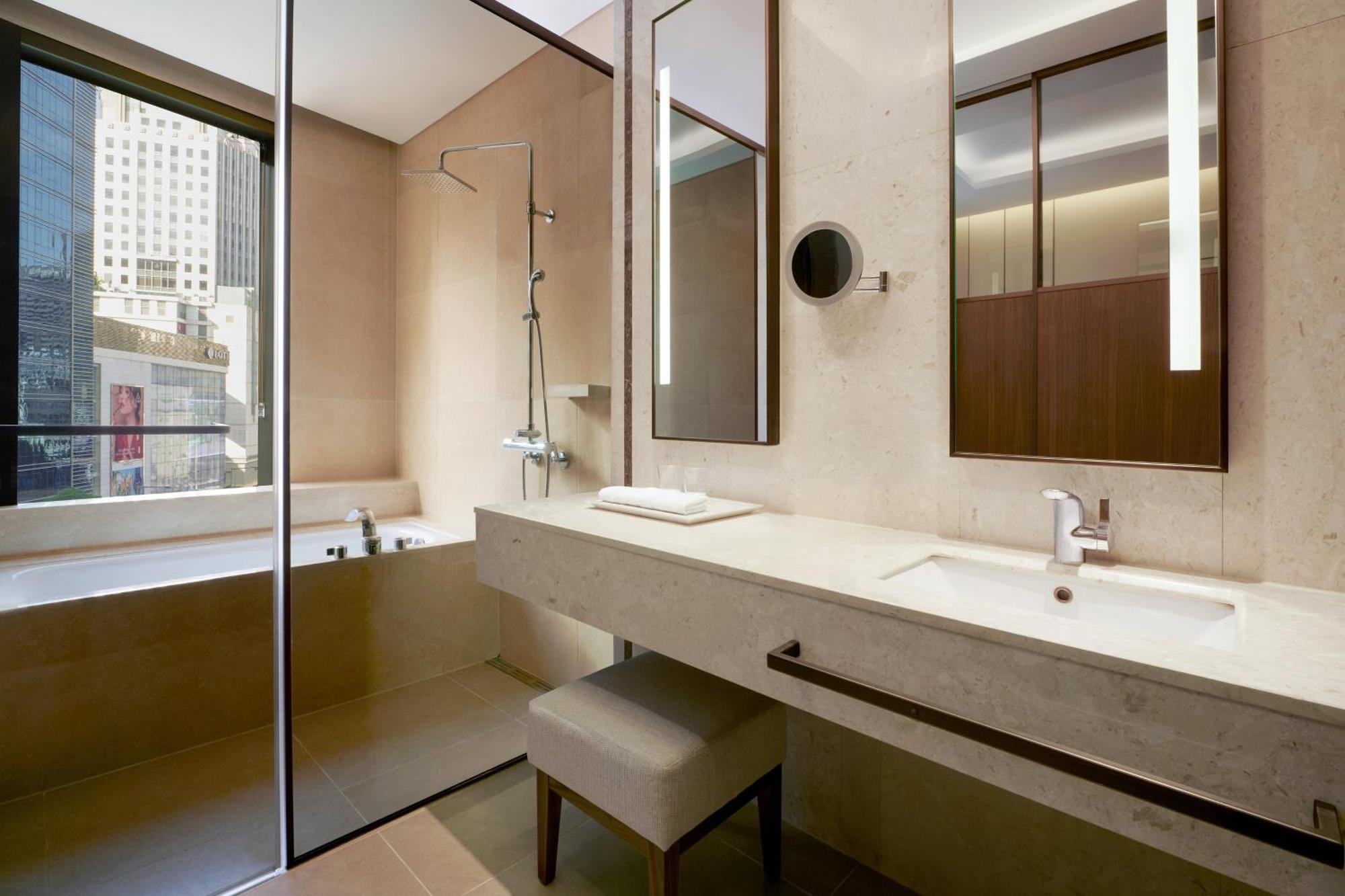 Breezy Suite Junior Suite 1 King