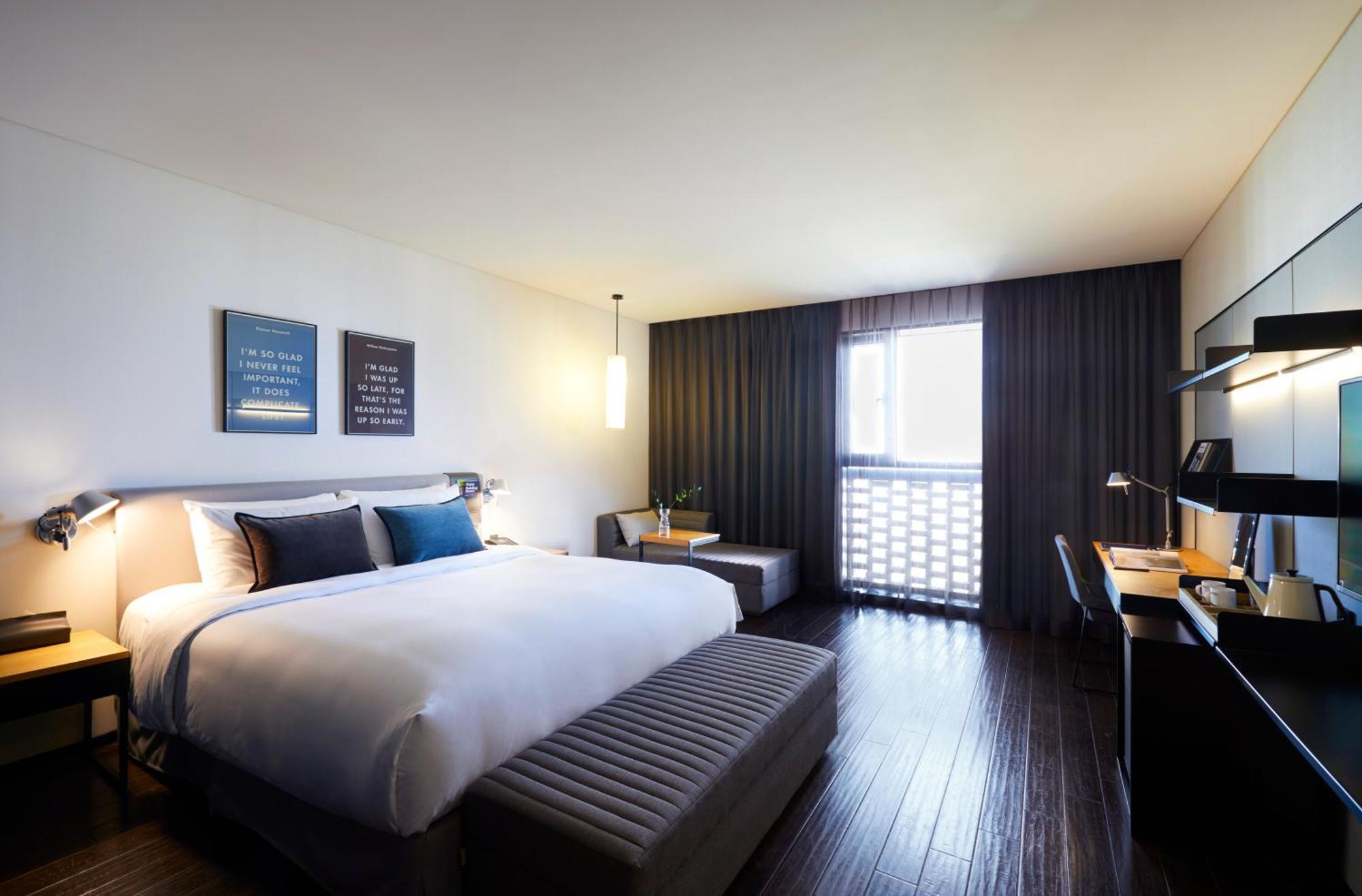 Corner Deluxe Double Room